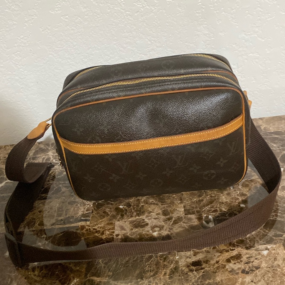 LV messenger bag in good used condition see pictures and ask questions
